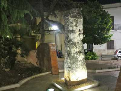 A Modugno, nella Piazza dei Caduti � situato il menhir Balice